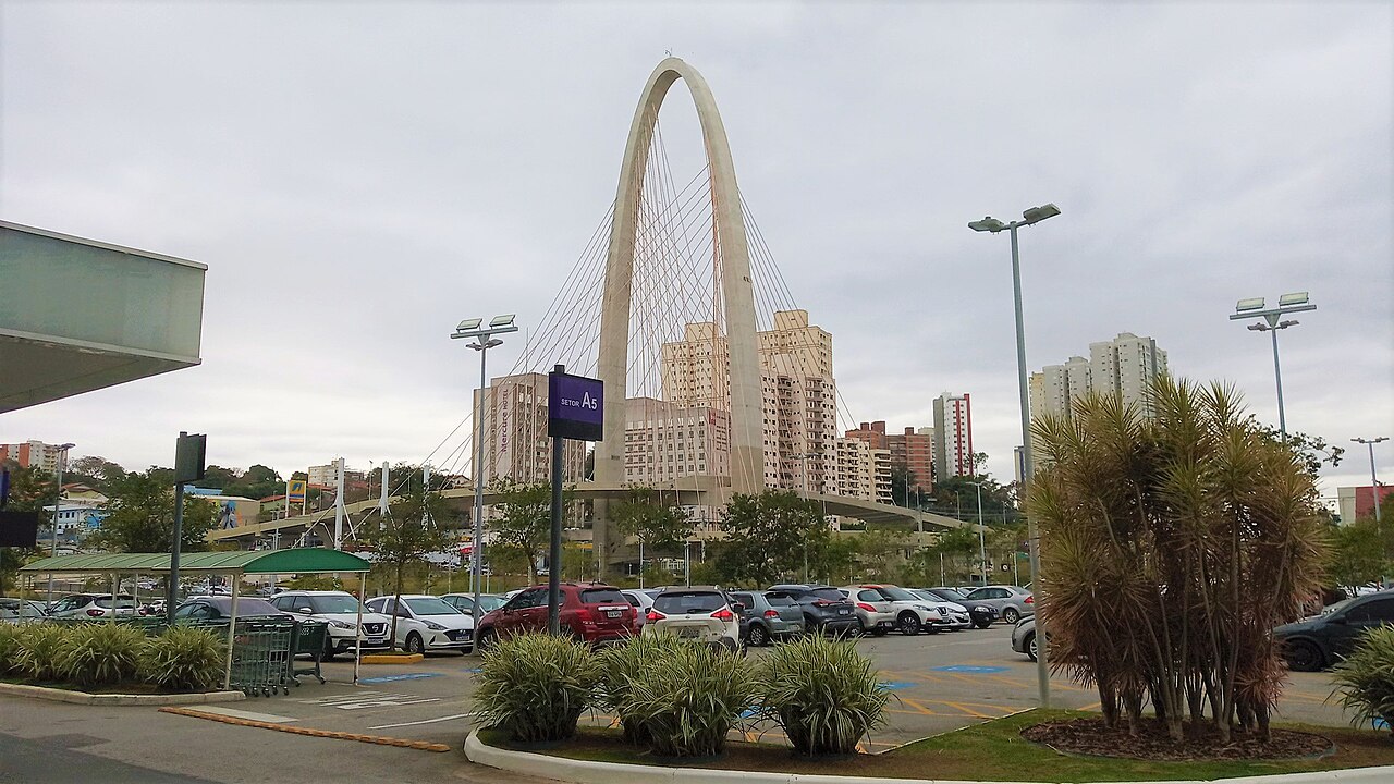 Ponte estaiada Arco da Inovação vista do estacionamento do Shopping Colinas, em São José dos Campos, São Paulo